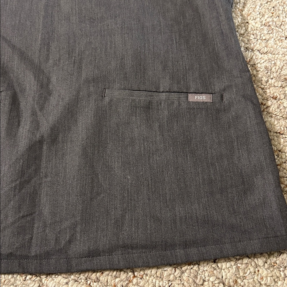 FIGS Technical Collection Scrub Top – Women’s Medium, Excellent Condition - Picture 8 of 14
